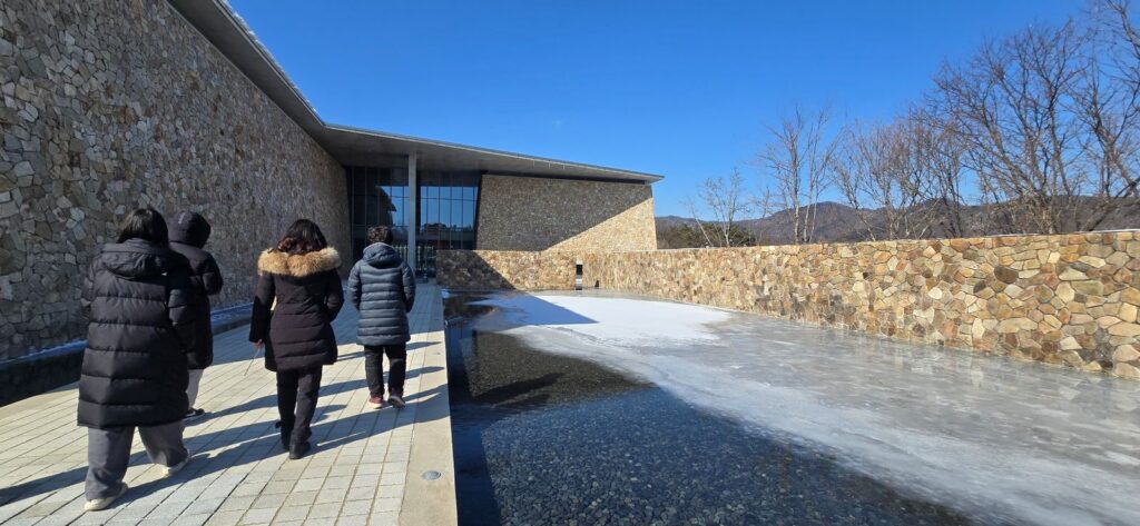 원주 뮤지엄 산 건축여행|안도 다다오의 빛과 콘크리트, 겨울 산책 4 원주 뮤지엄산 파주석 외벽과 겨울 워터가든