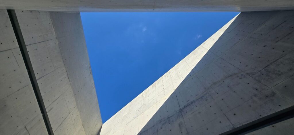 원주 뮤지엄 산 건축여행|안도 다다오의 빛과 콘크리트, 겨울 산책 6 뮤지엄산 노출콘크리트 벽 사이로 보이는 푸른 하늘