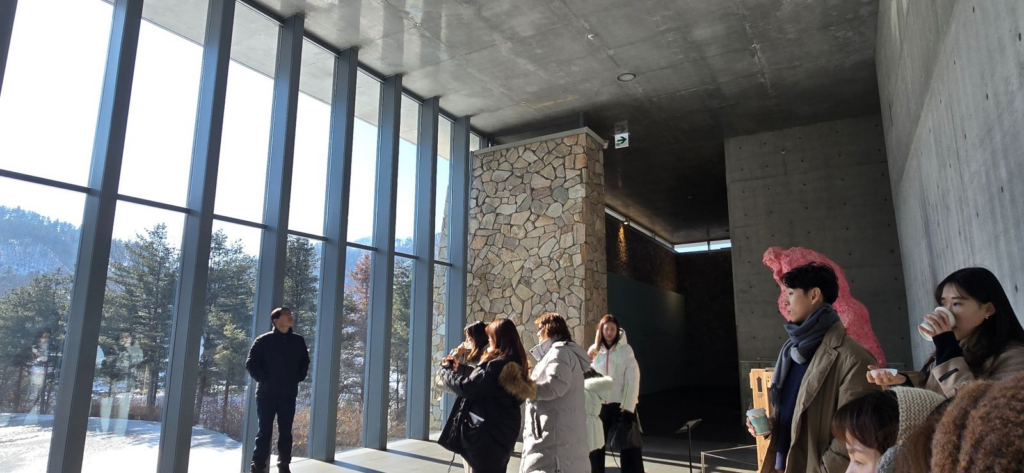 원주 뮤지엄 산 건축여행|안도 다다오의 빛과 콘크리트, 겨울 산책 9 겨울 뮤지엄산 자연석 외벽과 유리 출입구